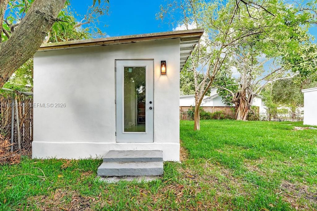For Rent: $3,900 (3 beds, 2 baths, 1096 Square Feet)