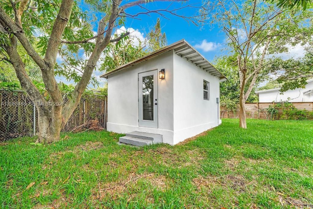 For Rent: $3,900 (3 beds, 2 baths, 1096 Square Feet)