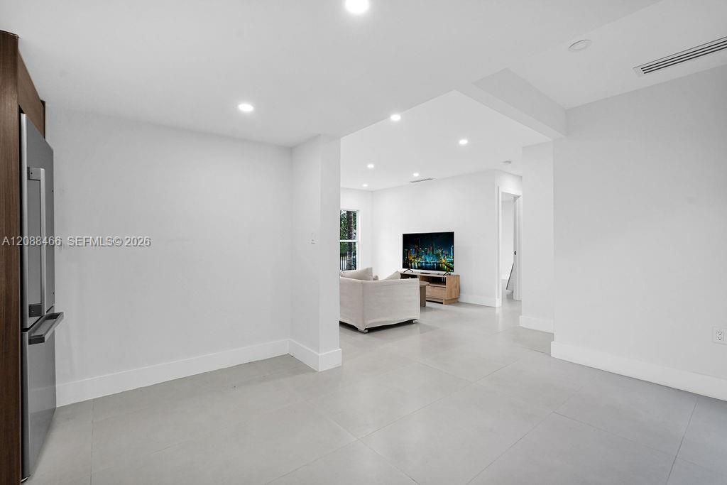For Rent: $3,900 (3 beds, 2 baths, 1096 Square Feet)
