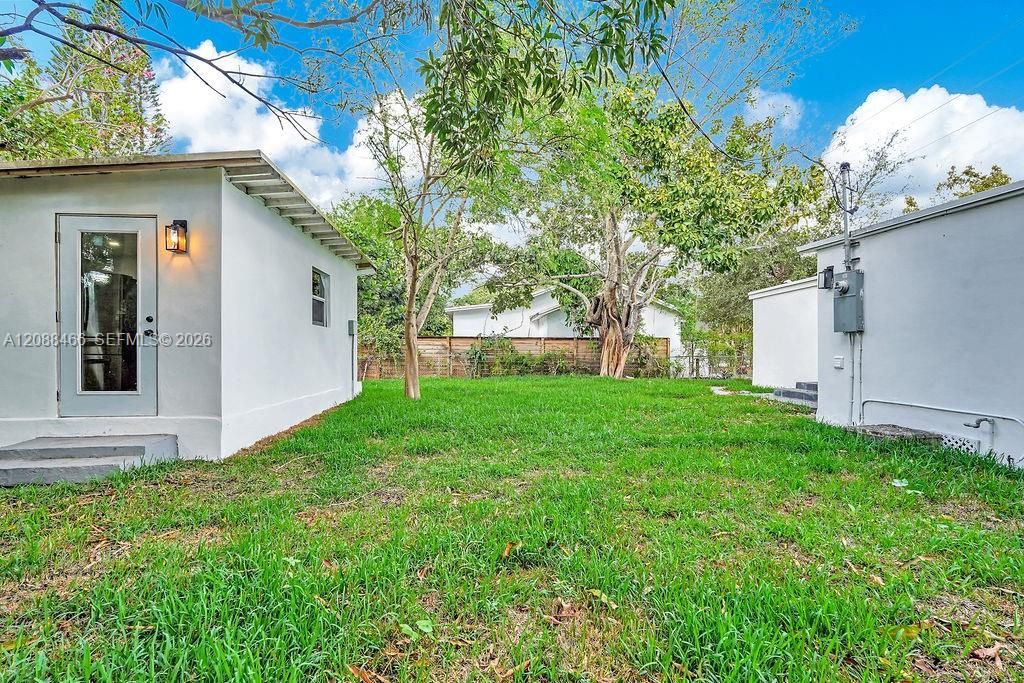 For Rent: $3,900 (3 beds, 2 baths, 1096 Square Feet)