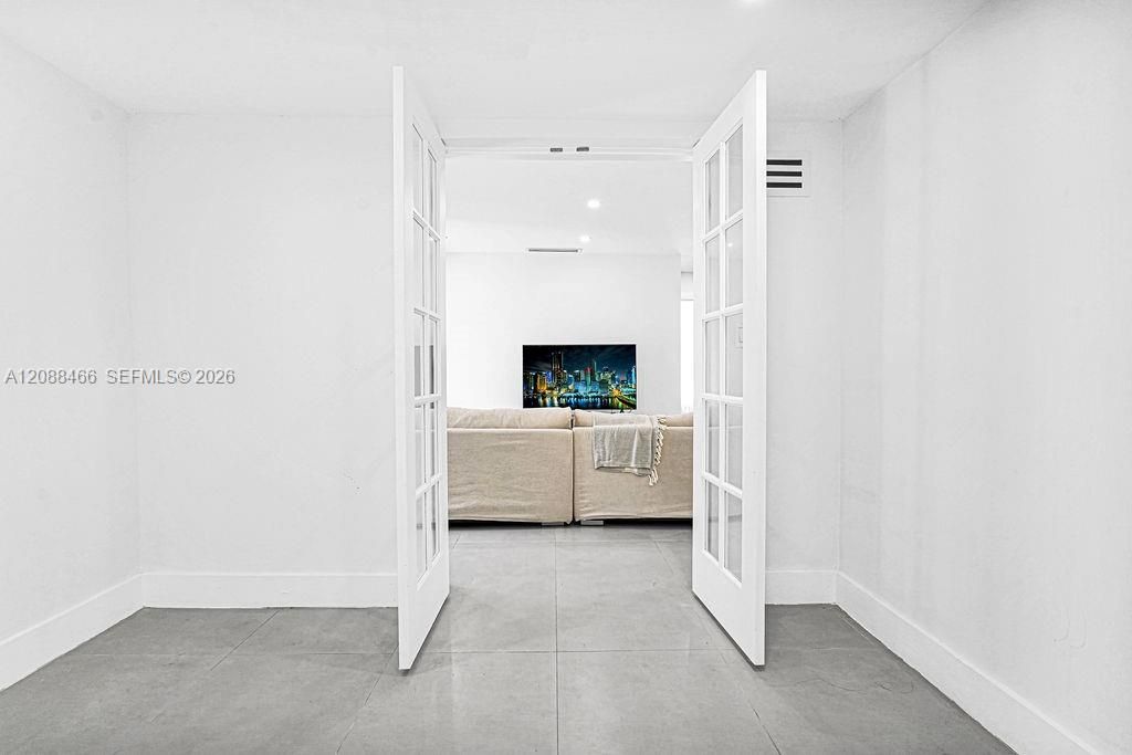 For Rent: $3,900 (3 beds, 2 baths, 1096 Square Feet)