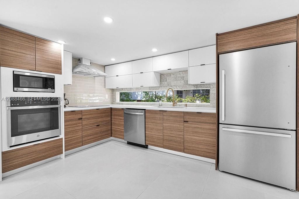 For Rent: $3,900 (3 beds, 2 baths, 1096 Square Feet)
