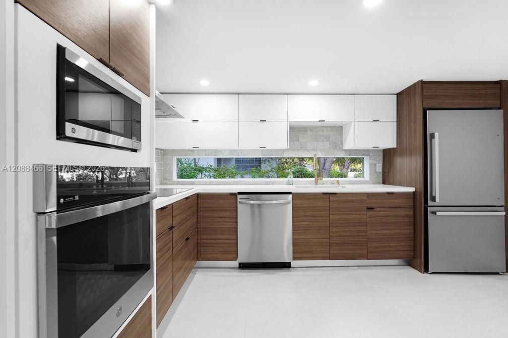 For Rent: $3,900 (3 beds, 2 baths, 1096 Square Feet)