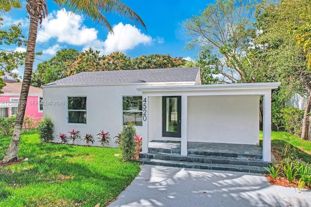 For Rent: $3,900 (3 beds, 2 baths, 1096 Square Feet)