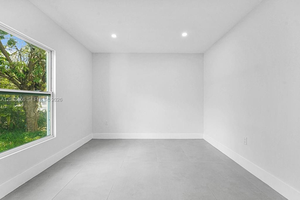 For Rent: $3,900 (3 beds, 2 baths, 1096 Square Feet)