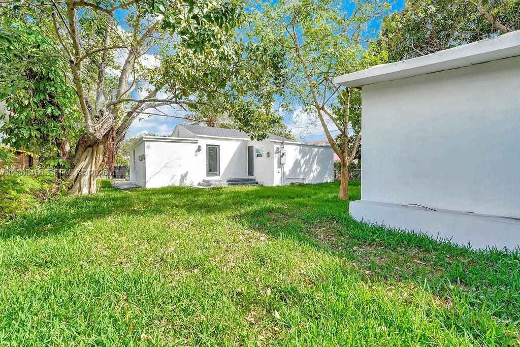 For Rent: $3,900 (3 beds, 2 baths, 1096 Square Feet)