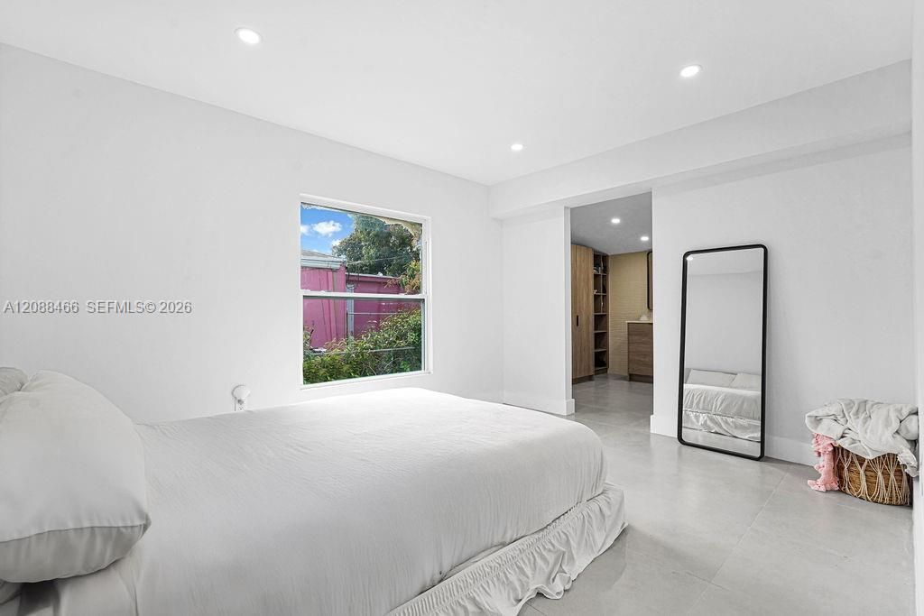 For Rent: $3,900 (3 beds, 2 baths, 1096 Square Feet)