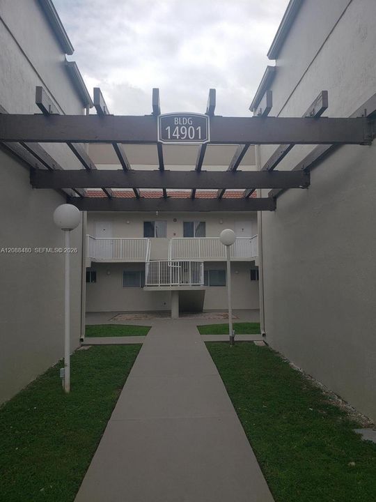 For Sale: $319,900 (2 beds, 2 baths, 1060 Square Feet)