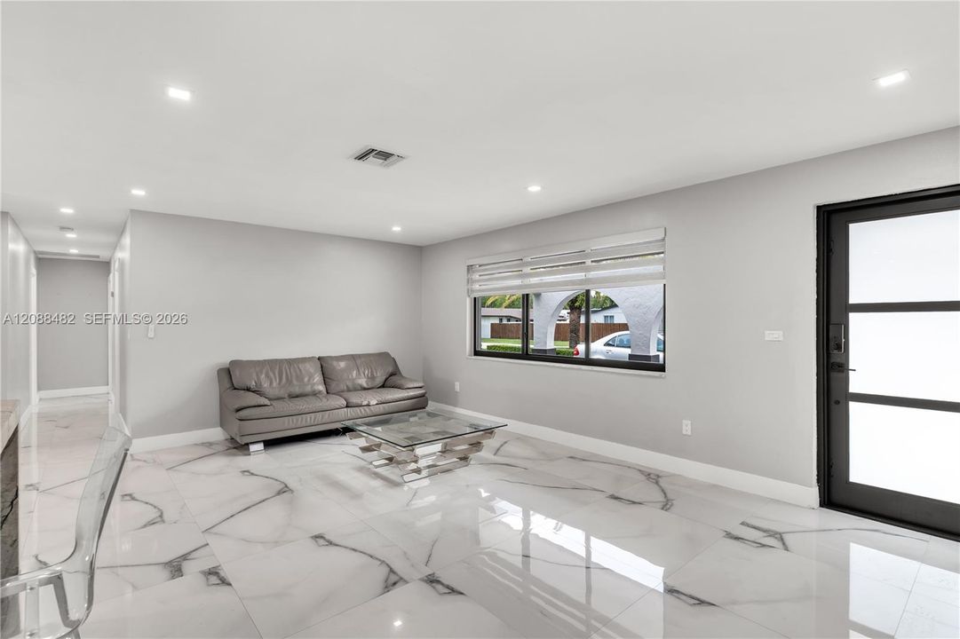 En Venta: $880,000 (4 camas, 3 baños, 1614 Pies cuadrados)