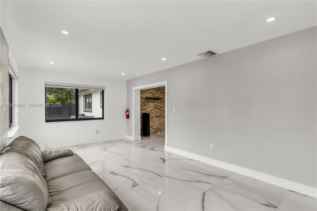En Venta: $880,000 (4 camas, 3 baños, 1614 Pies cuadrados)