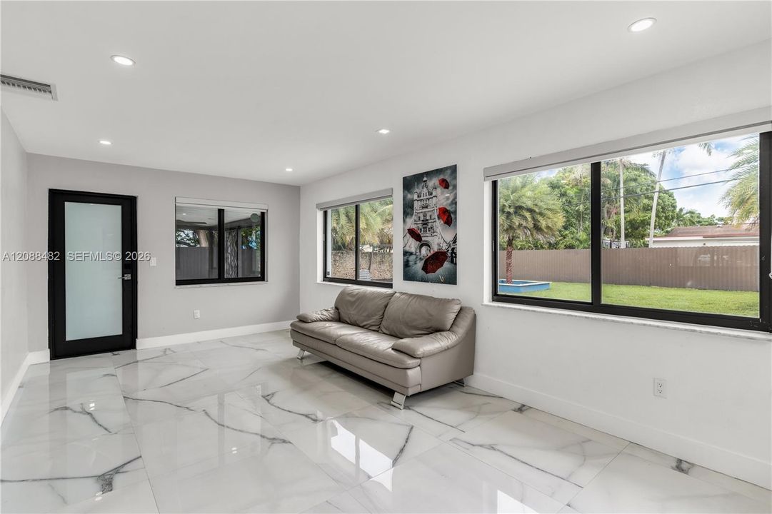En Venta: $880,000 (4 camas, 3 baños, 1614 Pies cuadrados)