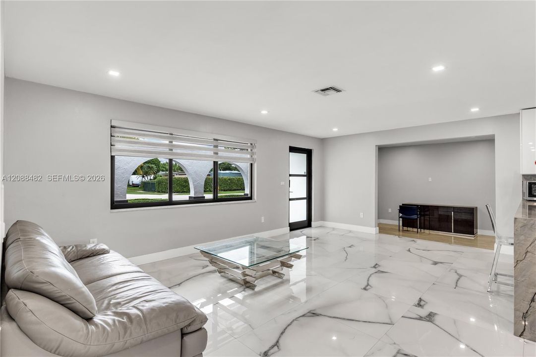 En Venta: $880,000 (4 camas, 3 baños, 1614 Pies cuadrados)
