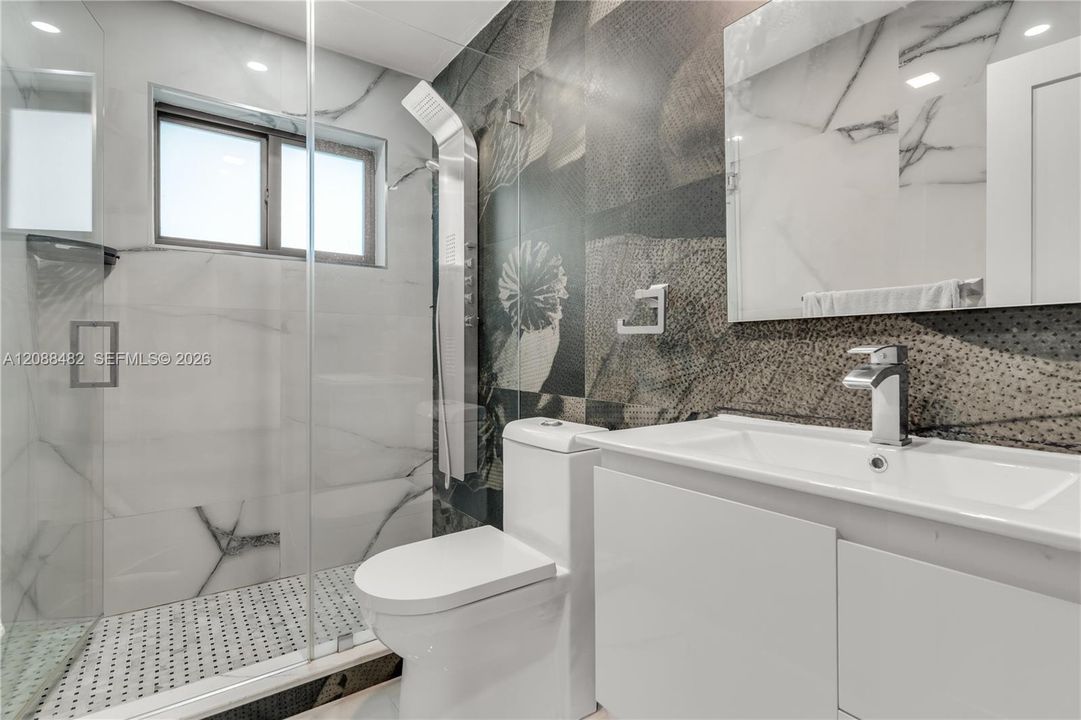 En Venta: $880,000 (4 camas, 3 baños, 1614 Pies cuadrados)