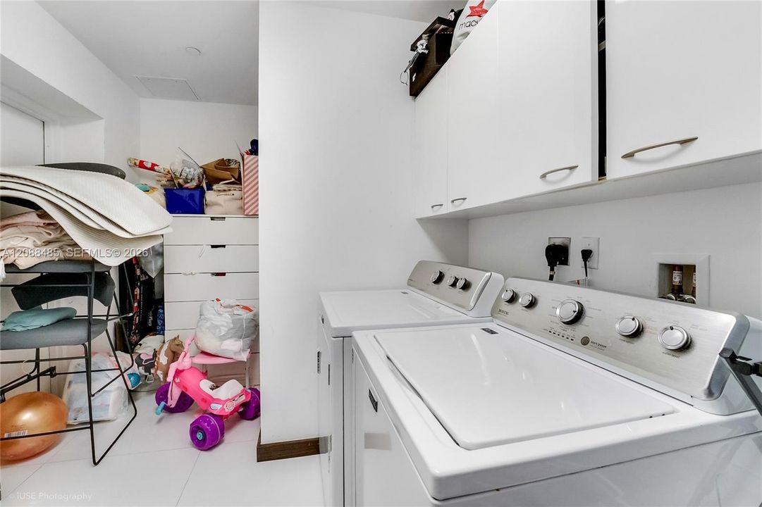 En Venta: $3,299,000 (3 camas, 3 baños, 2768 Pies cuadrados)