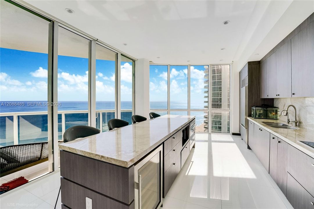 En Venta: $3,299,000 (3 camas, 3 baños, 2768 Pies cuadrados)