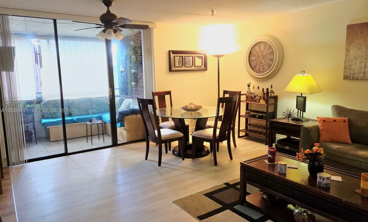 En Venta: $108,000 (2 camas, 2 baños, 952 Pies cuadrados)