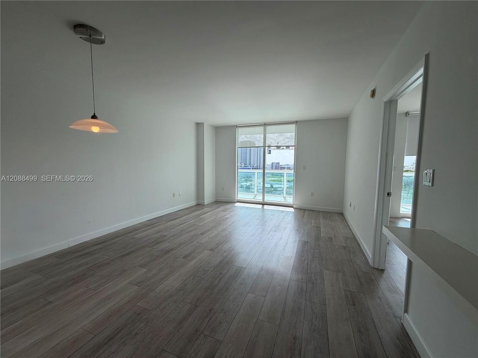 For Rent: $2,800 (1 beds, 1 baths, 839 Square Feet)