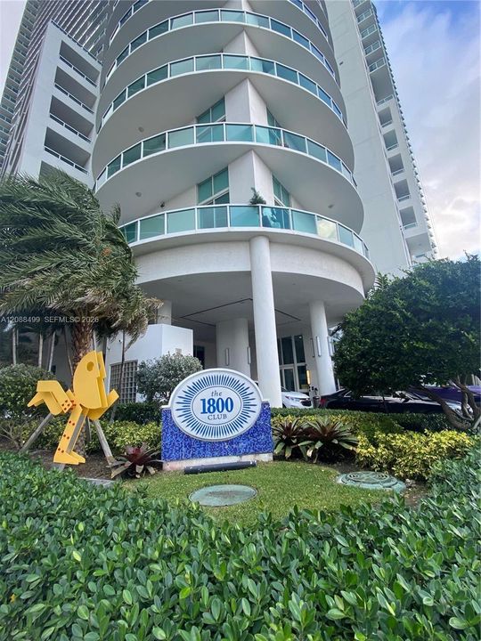 For Rent: $2,800 (1 beds, 1 baths, 839 Square Feet)