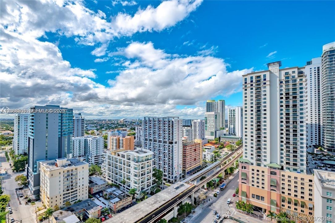 For Sale: $590,000 (2 beds, 2 baths, 1024 Square Feet)