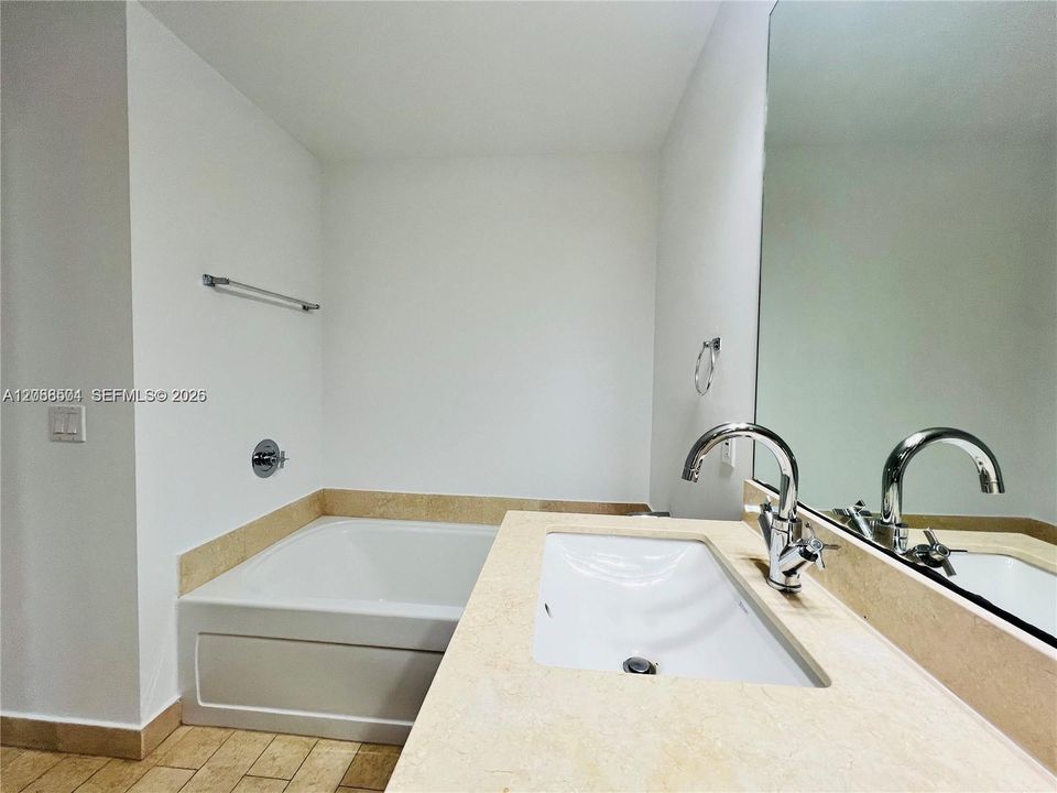 For Sale: $590,000 (2 beds, 2 baths, 1024 Square Feet)