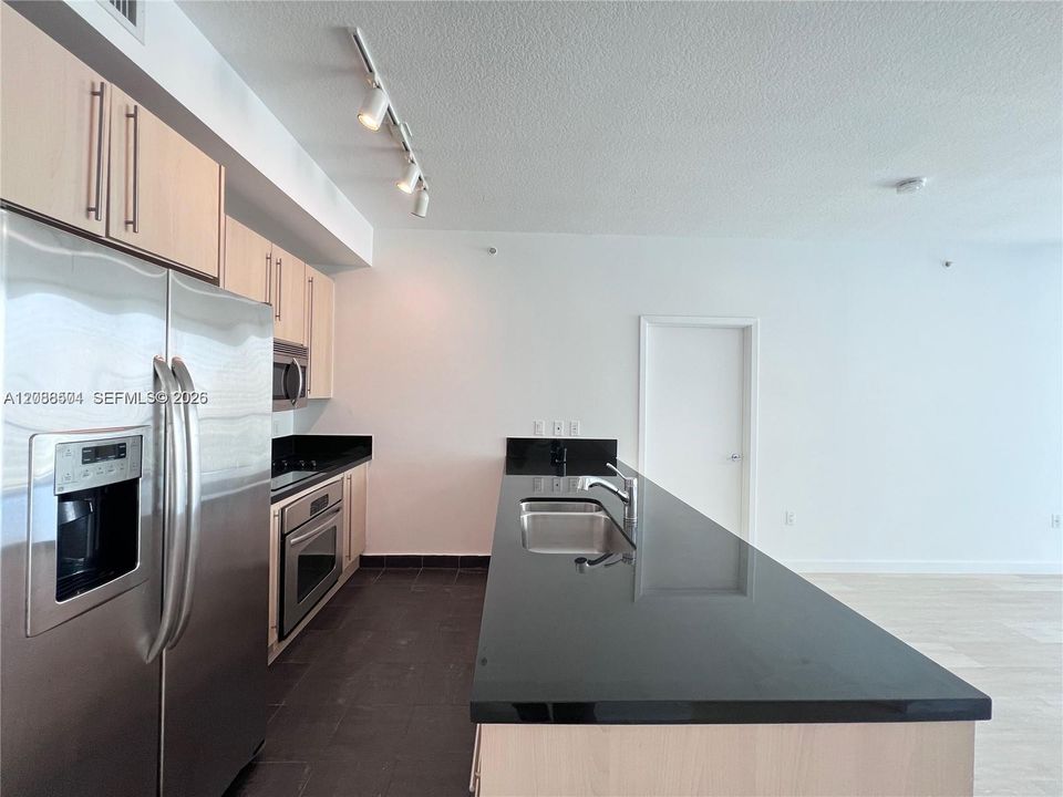 For Sale: $590,000 (2 beds, 2 baths, 1024 Square Feet)