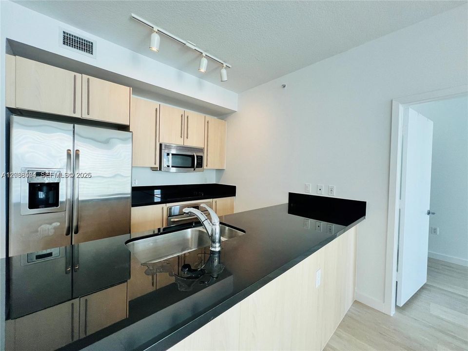 For Sale: $590,000 (2 beds, 2 baths, 1024 Square Feet)
