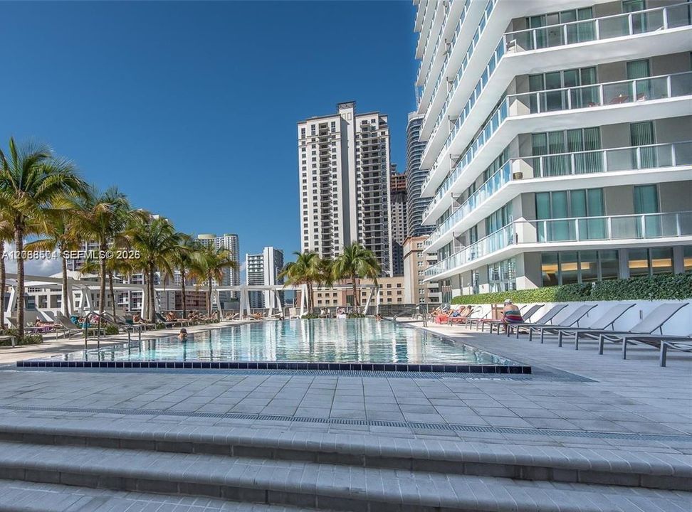 For Sale: $590,000 (2 beds, 2 baths, 1024 Square Feet)