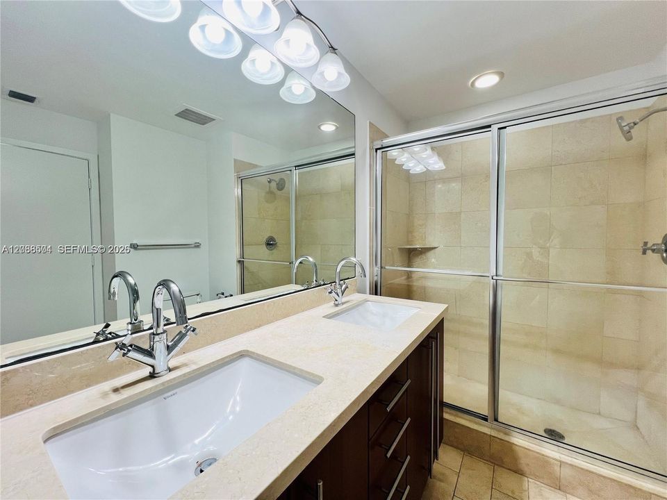 For Sale: $590,000 (2 beds, 2 baths, 1024 Square Feet)