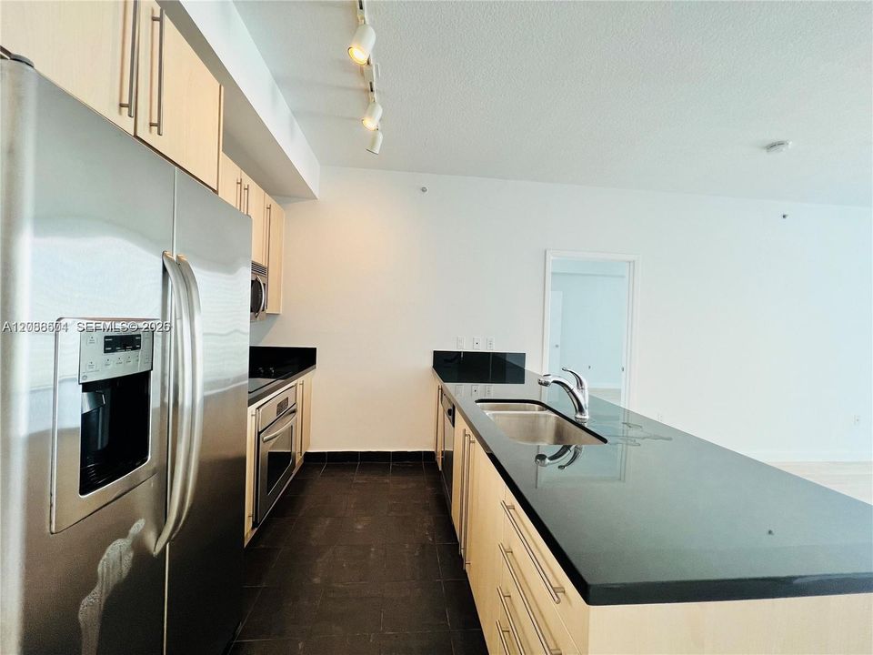 For Sale: $590,000 (2 beds, 2 baths, 1024 Square Feet)