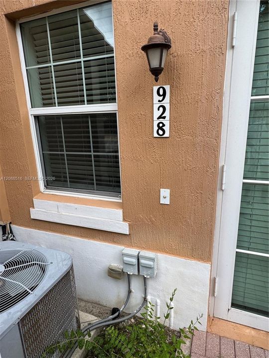 En Venta: $325,000 (2 camas, 2 baños, 1048 Pies cuadrados)