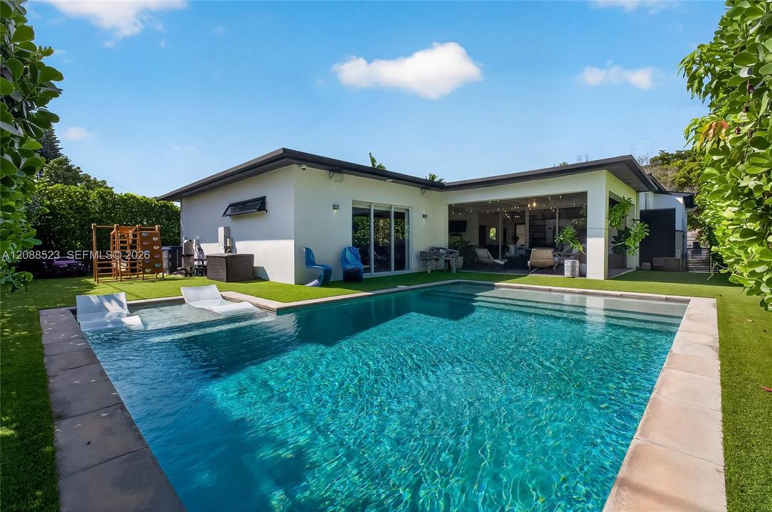 For Sale: $2,249,000 (4 beds, 3 baths, 2405 Square Feet)
