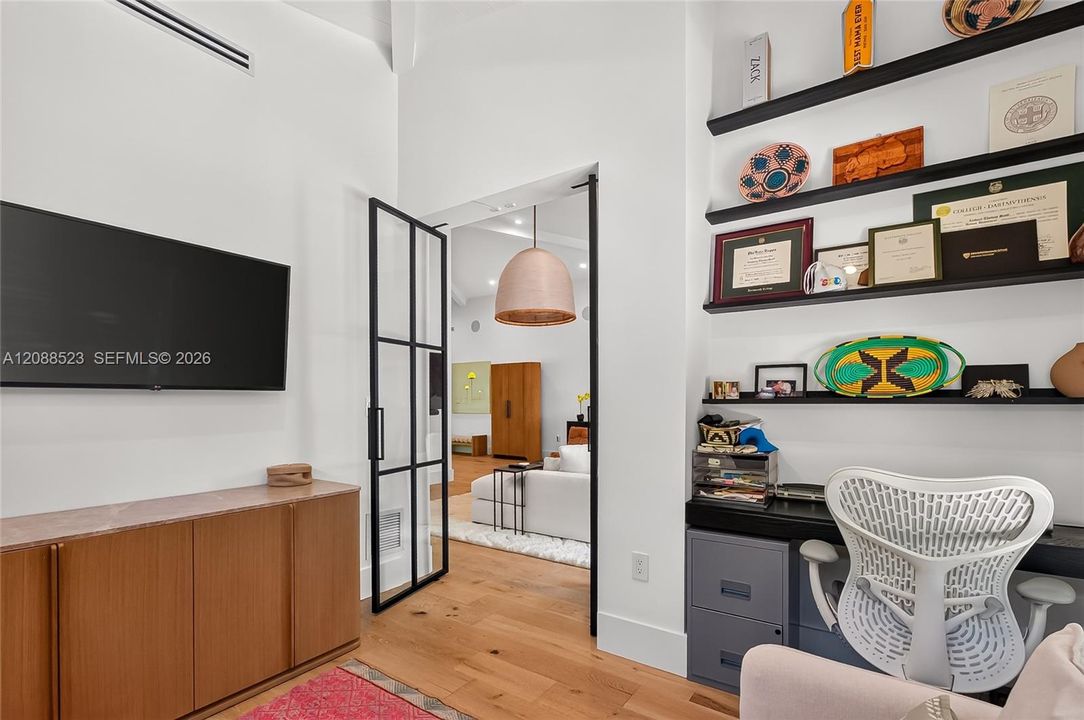 For Sale: $2,249,000 (4 beds, 3 baths, 2405 Square Feet)