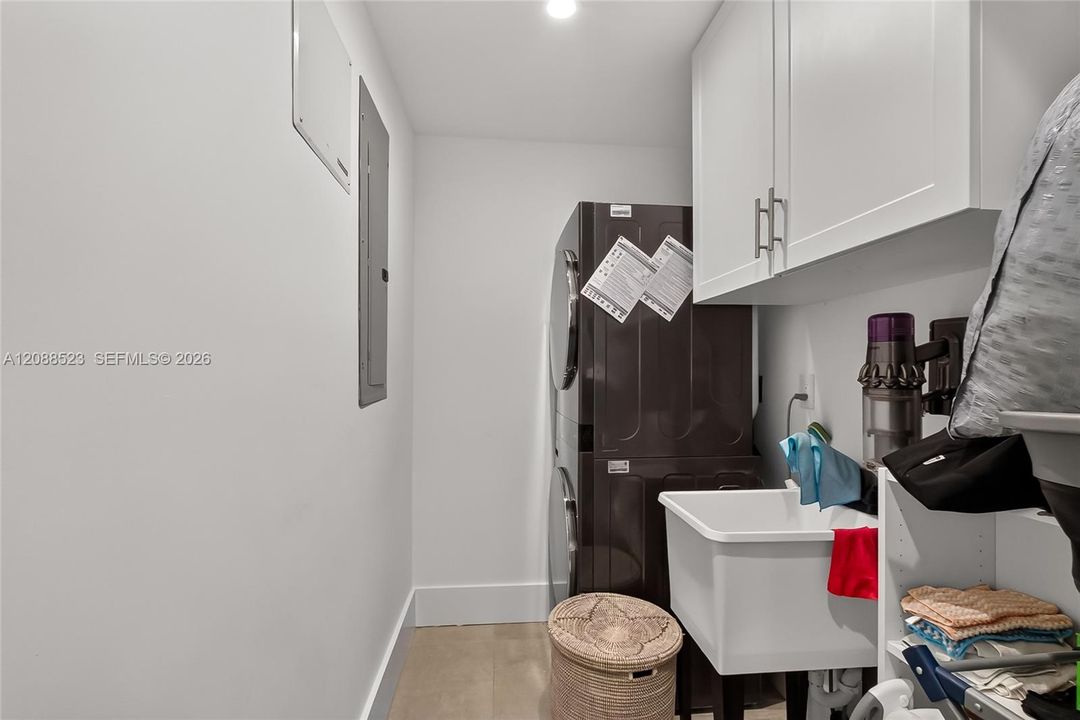 For Sale: $2,249,000 (4 beds, 3 baths, 2405 Square Feet)