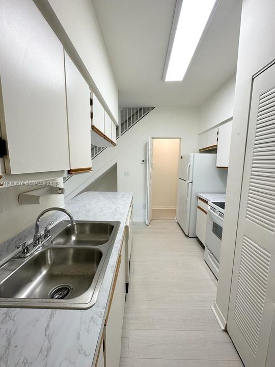 На продажу: $230,000 (1 спален, 1 ванн, 887 Квадратных фут)