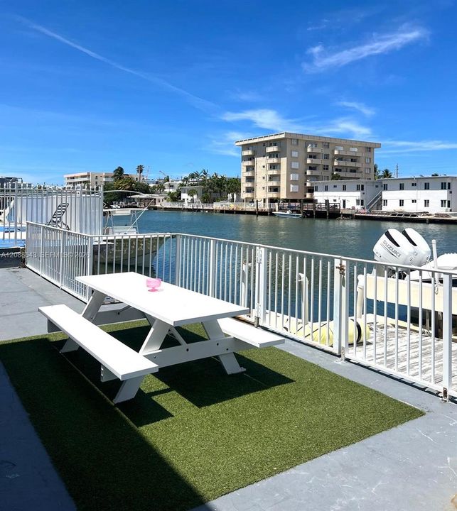 For Rent: $1,800 (1 beds, 1 baths, 700 Square Feet)