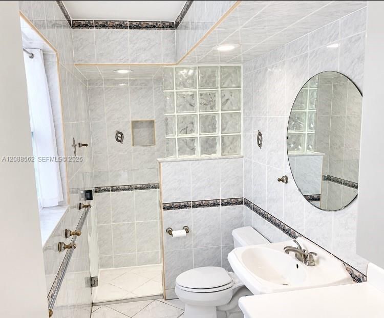 For Rent: $3,900 (4 beds, 2 baths, 1784 Square Feet)