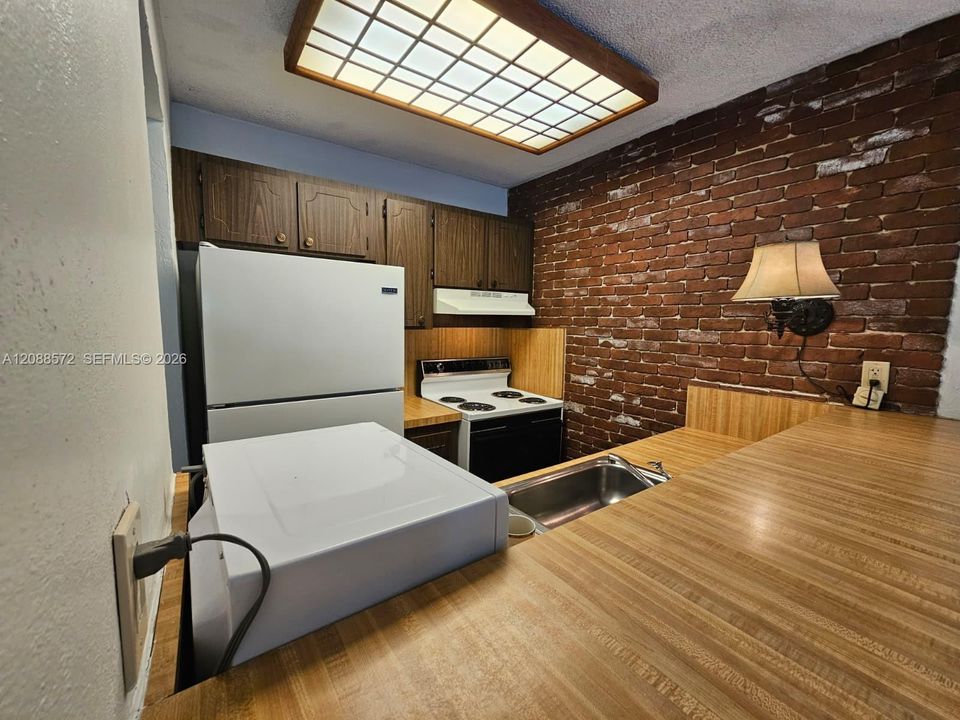 На продажу: $400,000 (2 спален, 1 ванн, 725 Квадратных фут)