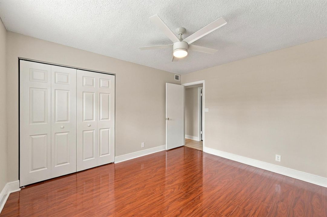 23_bedroom