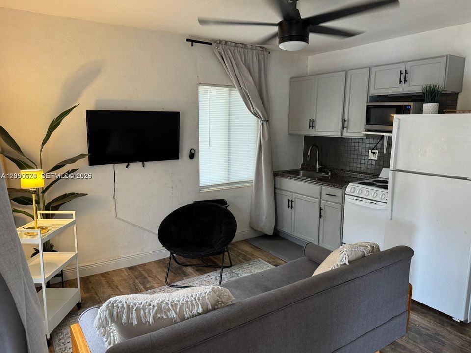 For Rent: $1,495 (1 beds, 1 baths, 3442 Square Feet)