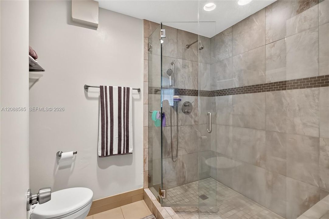 Large shower, Elfa shelving