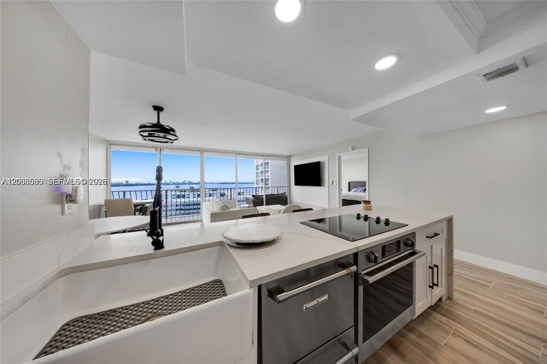 На продажу: $464,900 (2 спален, 2 ванн, 1030 Квадратных фут)