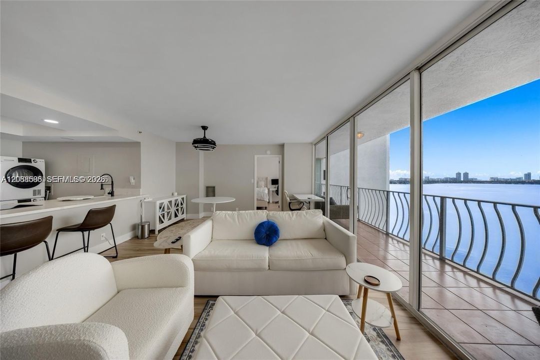 На продажу: $464,900 (2 спален, 2 ванн, 1030 Квадратных фут)