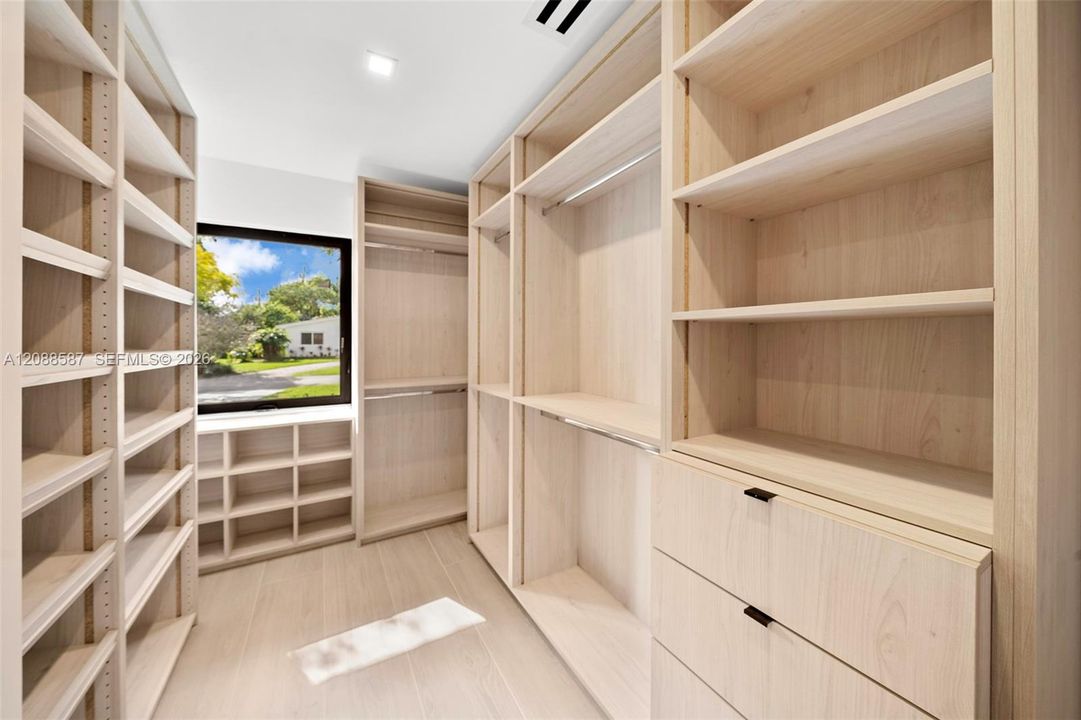 En Venta: $2,700,000 (4 camas, 3 baños, 2335 Pies cuadrados)