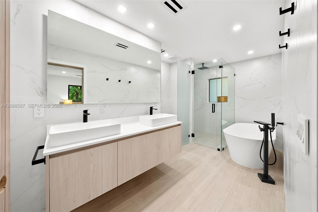 En Venta: $2,700,000 (4 camas, 3 baños, 2335 Pies cuadrados)