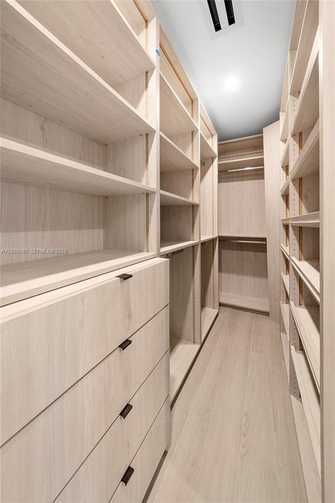 En Venta: $2,700,000 (4 camas, 3 baños, 2335 Pies cuadrados)