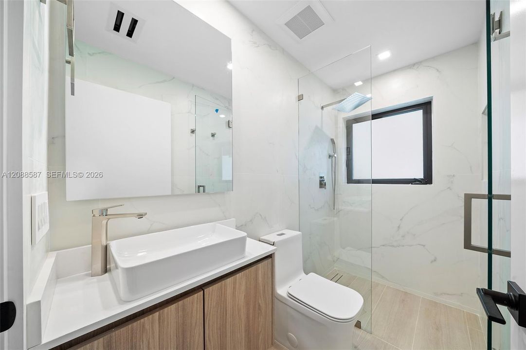 En Venta: $2,700,000 (4 camas, 3 baños, 2335 Pies cuadrados)