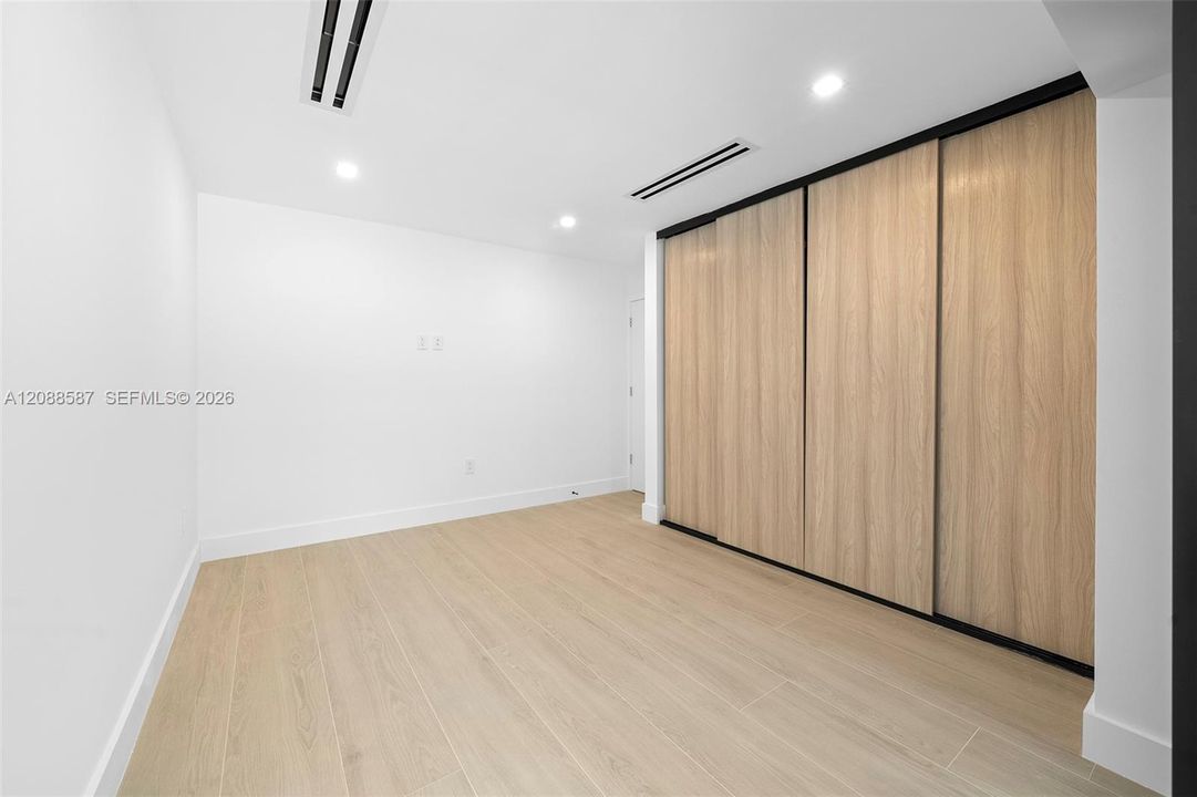 En Venta: $2,700,000 (4 camas, 3 baños, 2335 Pies cuadrados)