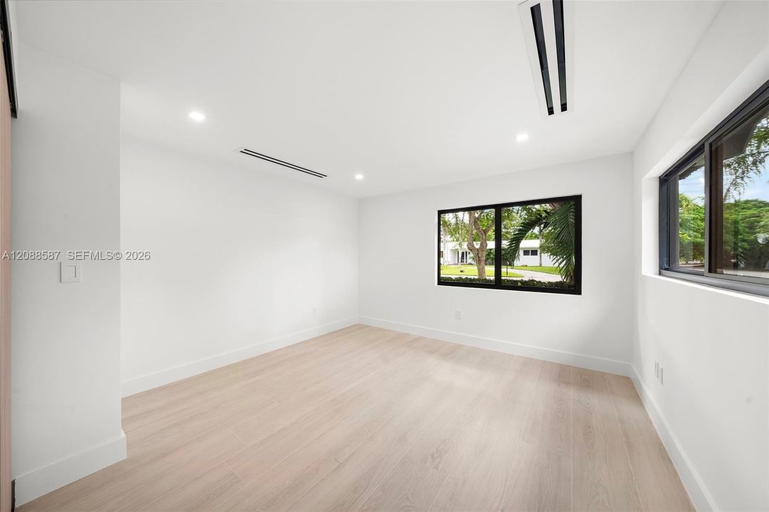 En Venta: $2,700,000 (4 camas, 3 baños, 2335 Pies cuadrados)