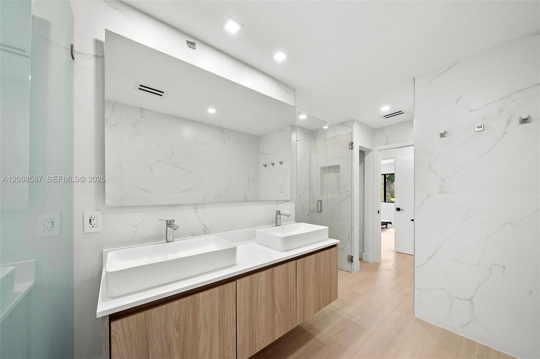 En Venta: $2,700,000 (4 camas, 3 baños, 2335 Pies cuadrados)