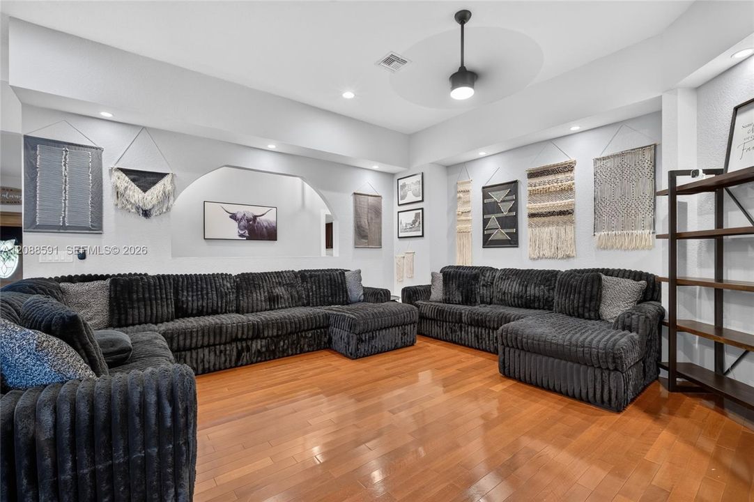 En Venta: $1,350,000 (4 camas, 2 baños, 2896 Pies cuadrados)